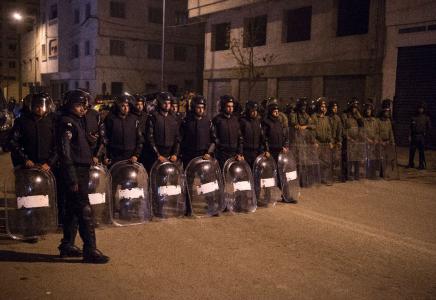 полиция перекрываем путь демонстрации протеста в городе Эль-Хосейма