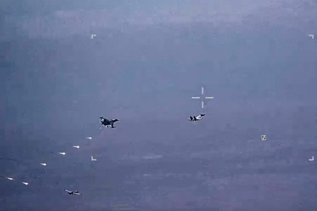 На этом изображении из видео, опубликованного ВВС США, российские военные самолеты СУ-34 и СУ-35 выпускают тепловые ловушки на траектории полета беспилотника ВВС США MQ-9 Reaper, внизу слева, в четверг, 6 июля 2023 года, над Сирией.