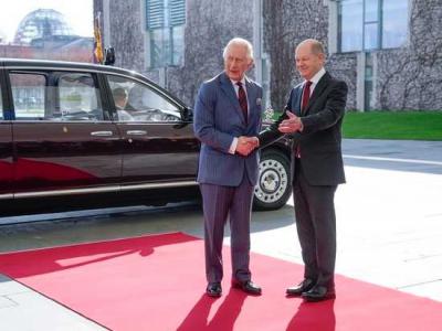 Трофеи и пленных мы принимаем у Бранденбургских ворот. Это прусская традиция такая, а не Жуков придумал