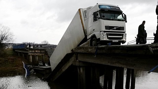 Обрушился автомобильный мост