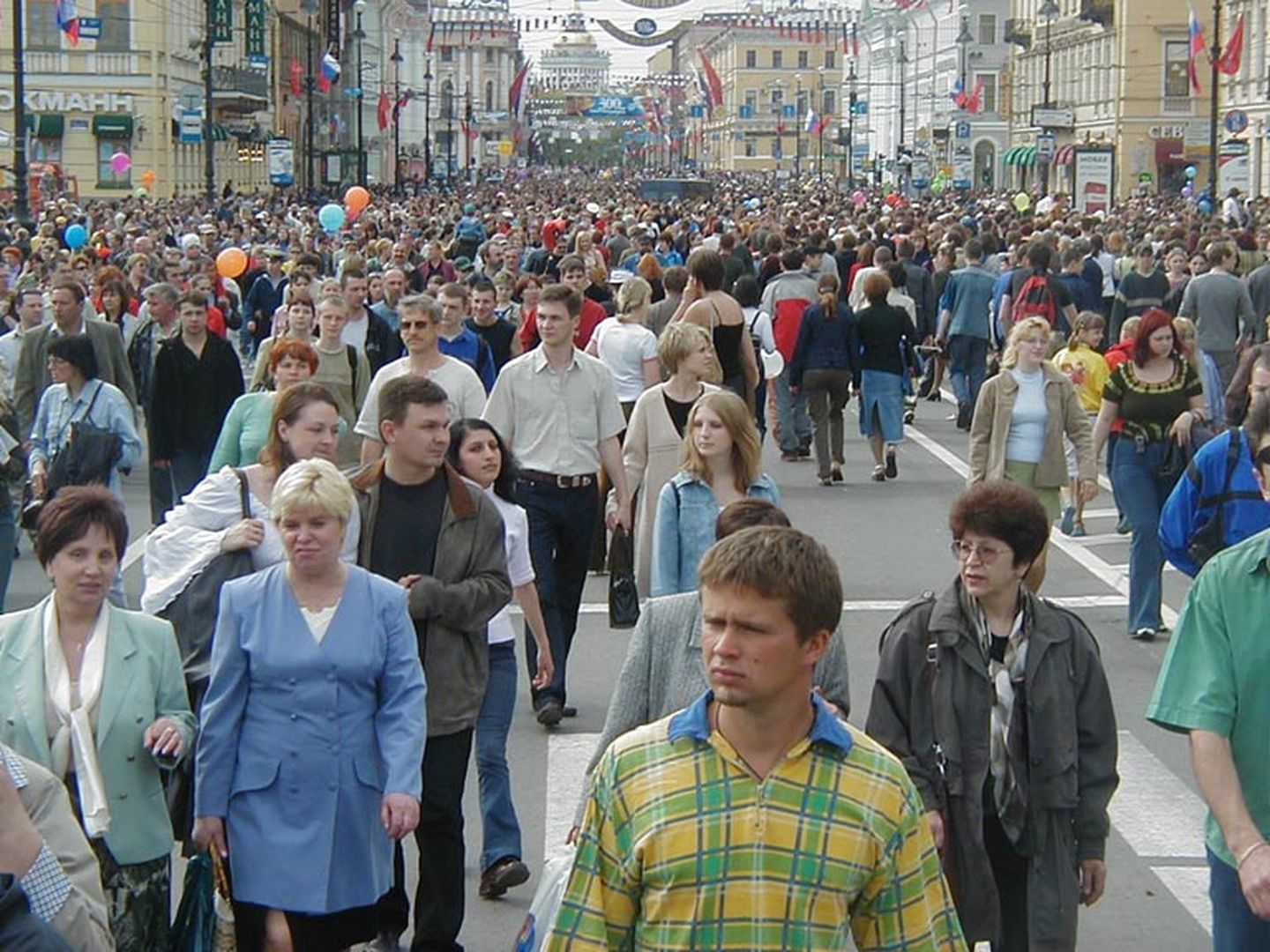 Всего людей в россии. Толпа людей в городе. Люди в городе. Много людей в городе. Люди на улице Россия.