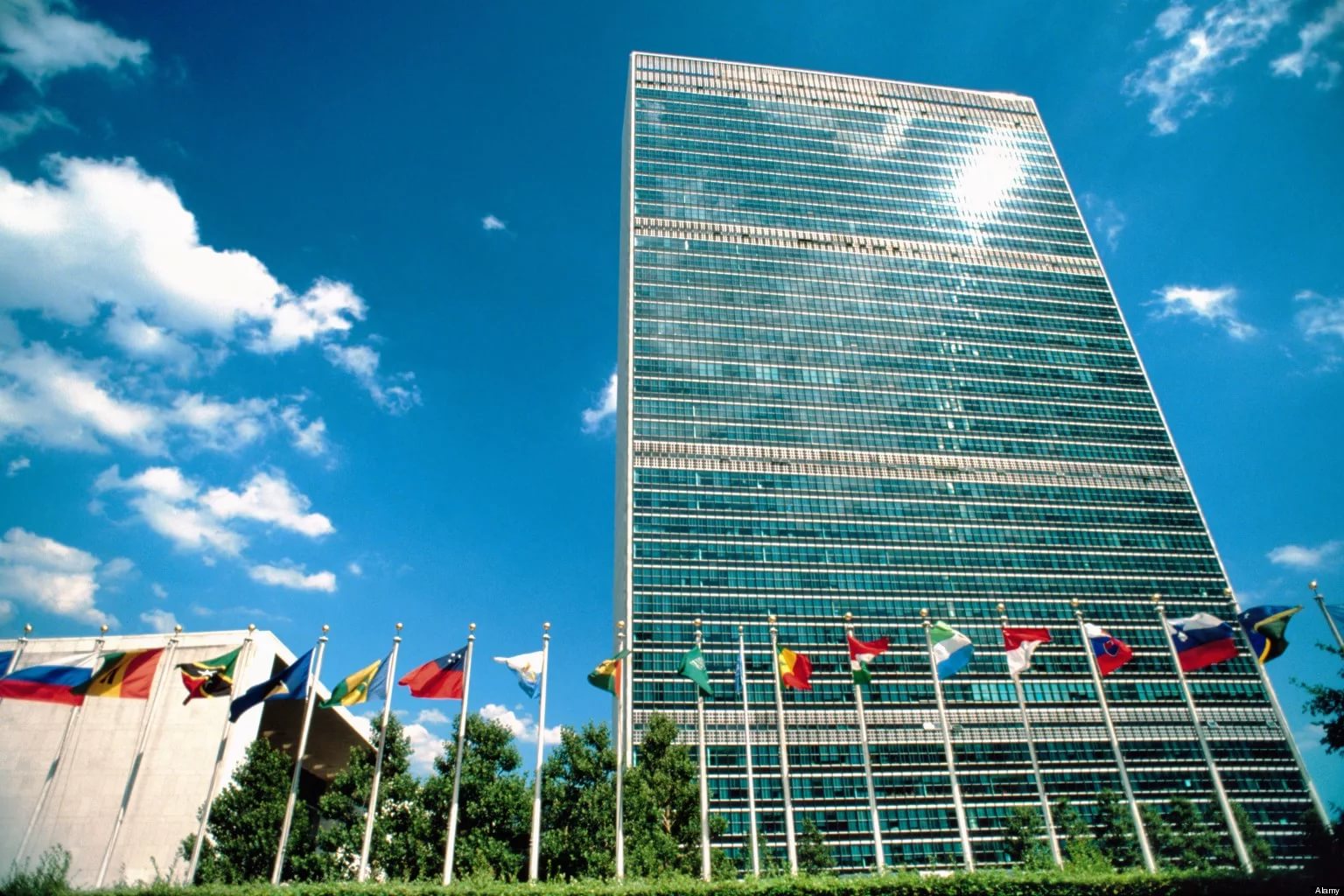 Оон центральный. Штаб-квартира ООН В Нью-Йорке. Здание ООН В Нью-Йорке. Здание штаб-квартиры ООН В Нью-Йорке. Здание Генеральной Ассамблеи ООН В Нью-Йорке.