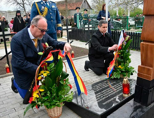 Анатолий Носатый (справа) вместе с послом Румынии открывают памятник румынским оккупантам