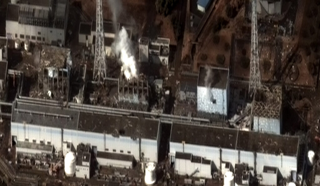Спутниковый снимок части Фукусимской АЭС после аварии 19 марта 2011 года