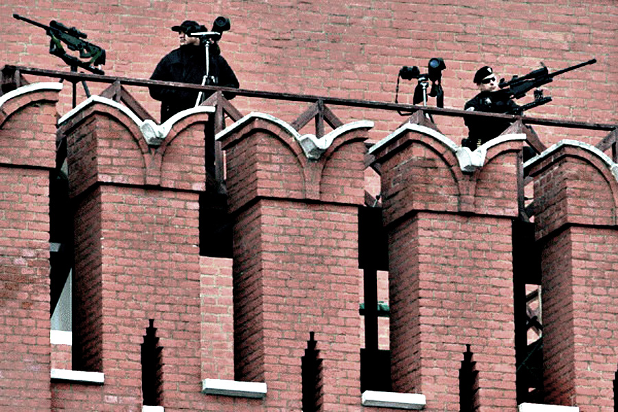 Зубец кремлевской. Зубцы кремлевской стены. Снайперы на кремлевской стене. Снайперы на стенах Кремля. Снайперы на башнях Кремля.