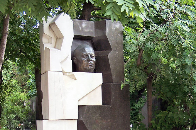 Памятник хрущеву на новодевичьем кладбище фото