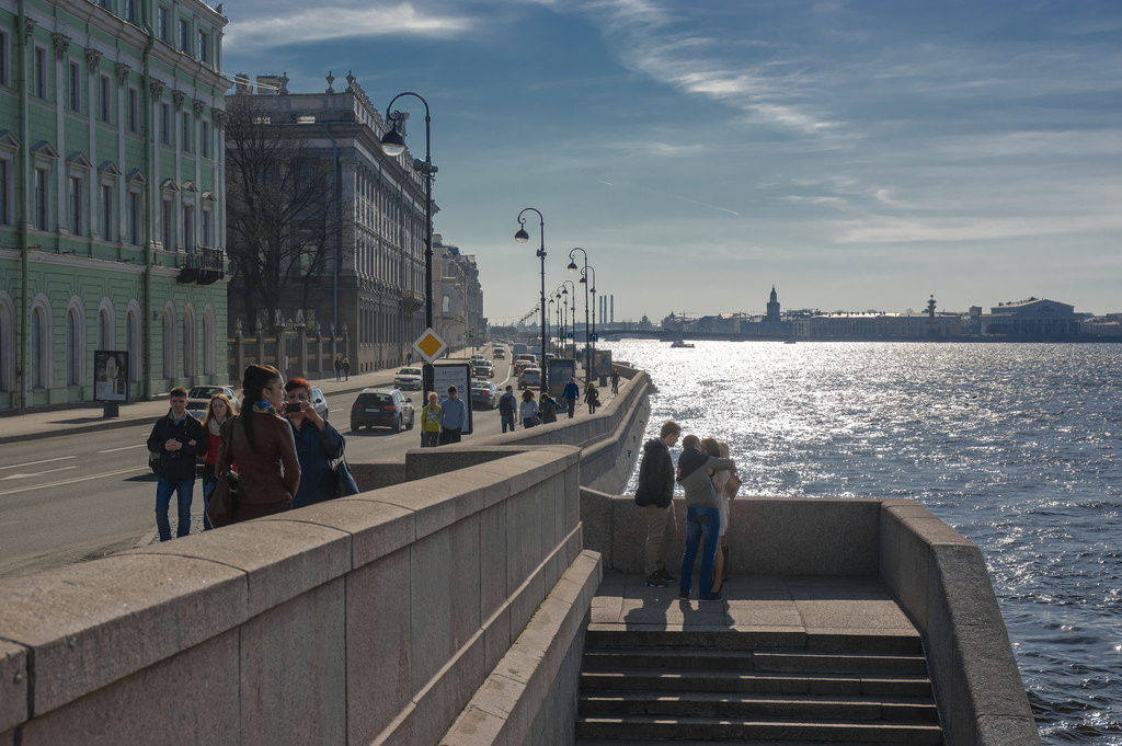 Набережная санкт. Дворцовая набережная в Санкт-Петербурге. Дворецкая набережная Санкт-Петербург. Прогулка по Дворцовой набережной. У дворцового моста Нева набережная.