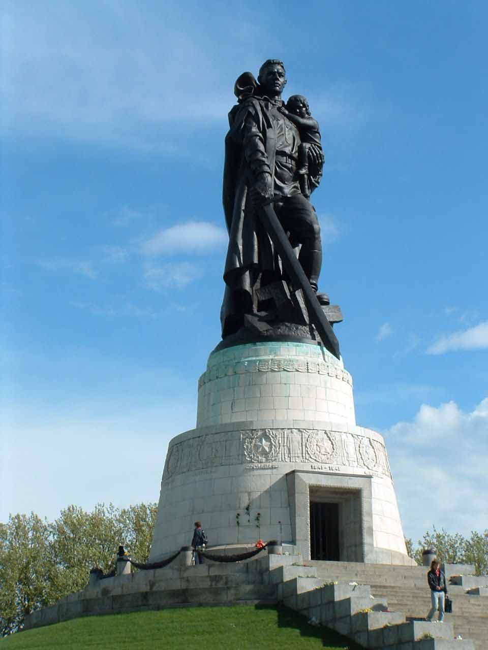 Памятник в берлине. Памятник воину-освободителю в Берлине в Трептов-парке. Воин-освободитель Трептов-парк Берлин. Трептов парк памятник воину освободителю. Берлин Трептов парк памятник воину.