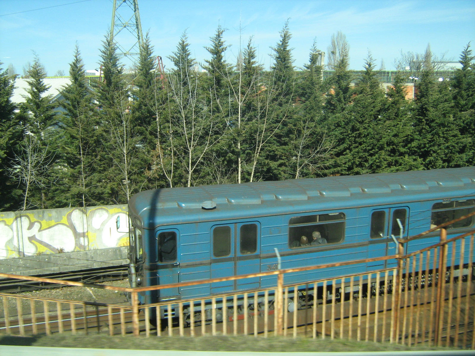 Электричка голубые ели иркутск. Голубой поезд. Синий вагон. Советские голубые поезда. Синяя электричка.