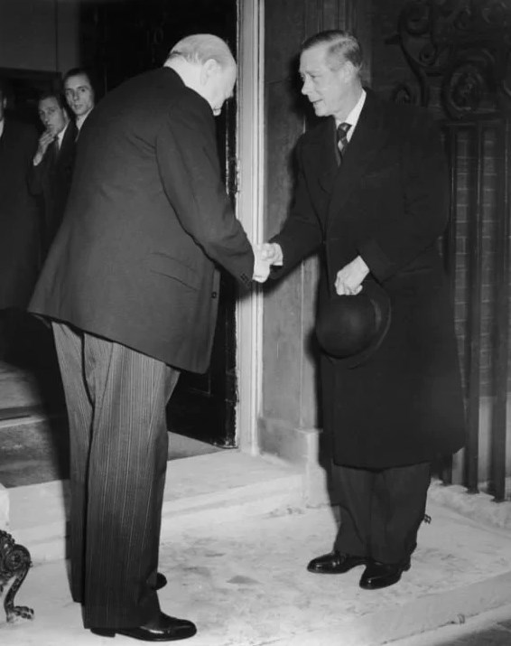 Герцог Виндзорский (бывший король Эдвард VIII) пожимает руку премьер-министру Великобритании Уинстону Черчиллю