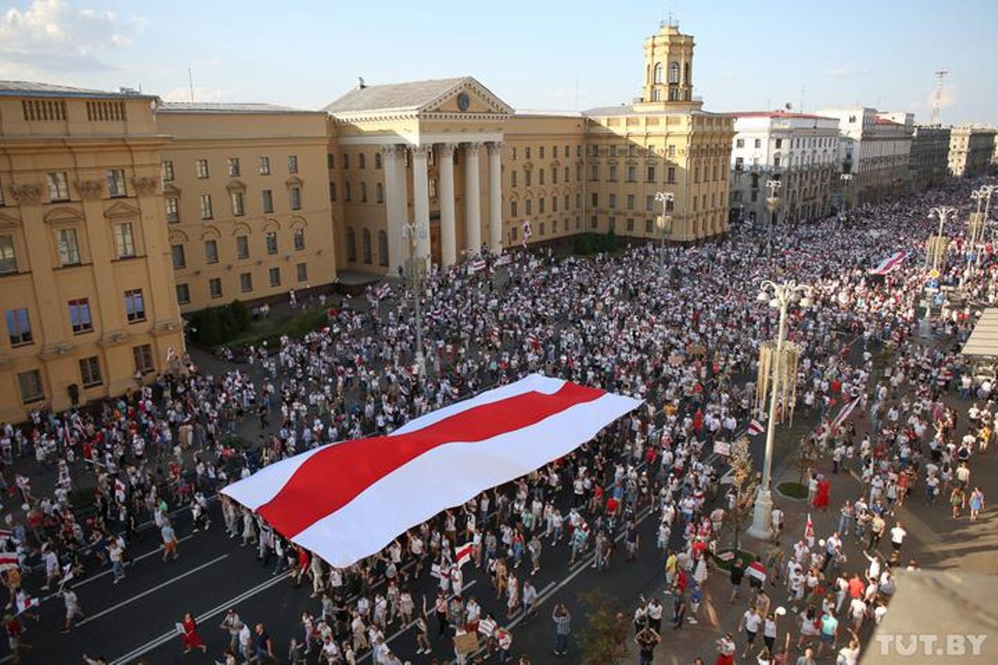 Дал беларусь. Митинги в Белоруссии 2020 против Лукашенко. Бело-красно-белый флаг Беларуси протест. Митинги в Беларуси с БЧБ. БЧБ Минск 2020.