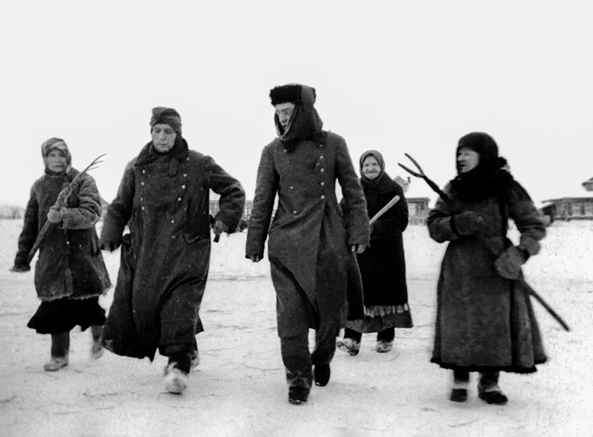 18 летняя партизанка взятая в плен немцами. Пленные немцы под Москвой 1941. Битва за Москву пленные немцы. Пленные немцы под Москвой. Декабрь 1941 год.. Немцы под Москвой 1941 фото.