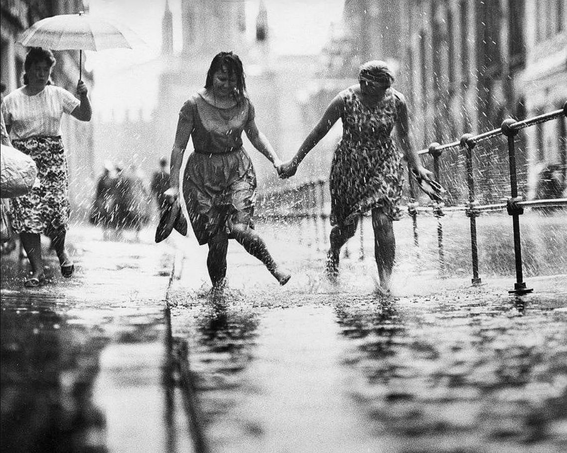 Дождь по лужам. Летний дождь. Бегут под дождем. Гулять под дождем. Человек бежит под дождем.