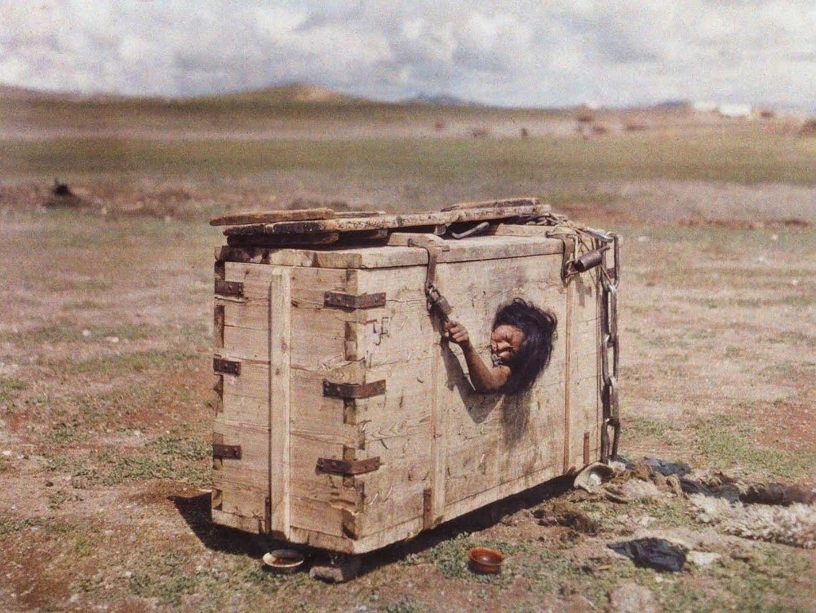 Вид голодного. 1913 Год казнь женщины в Монголии. Монгольская тюрьма ящик. Монгольская казнь в ящике.
