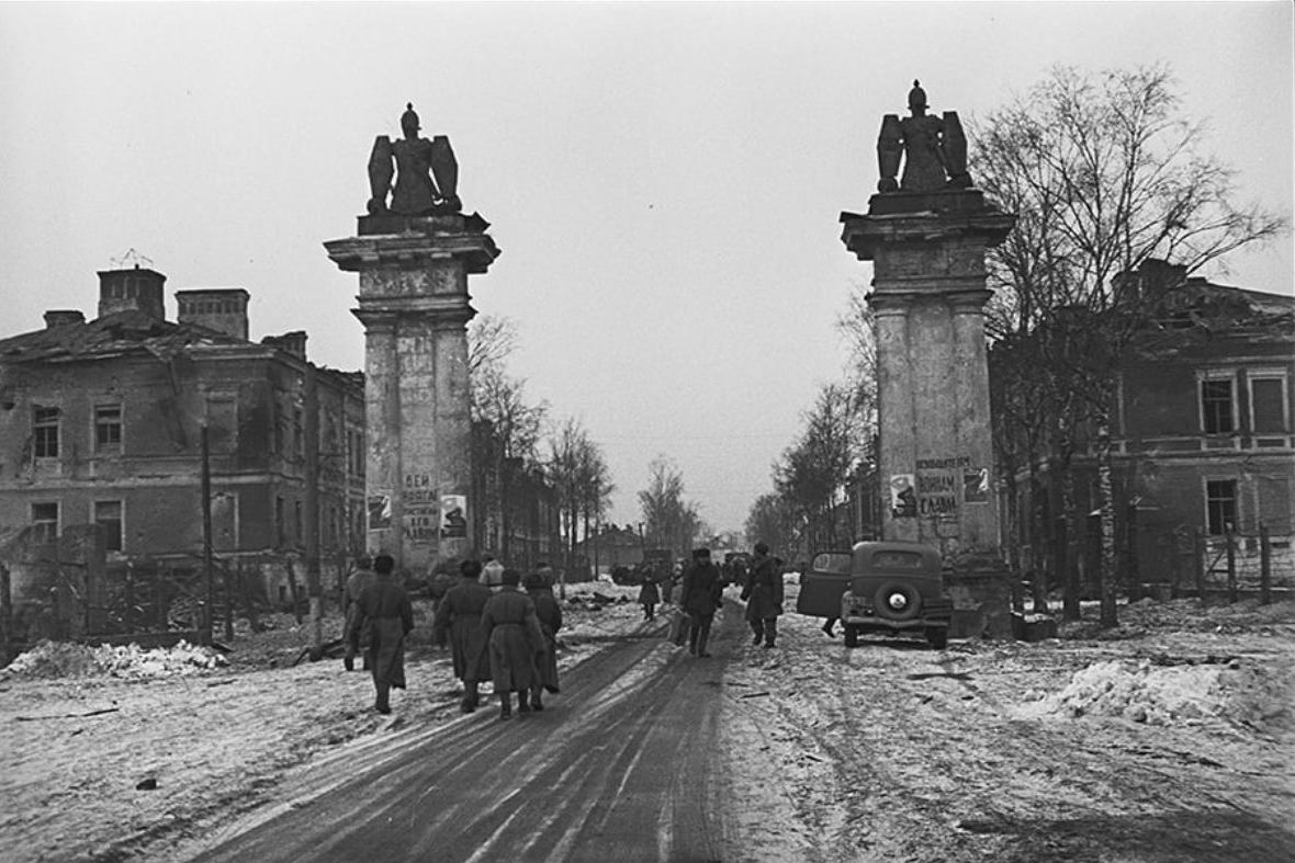 Ленинградский октябрь. Ингербургские ворота Гатчина немцы. Гатчина 1943. Гатчина Великая Отечественная война. Гатчина оккупация.