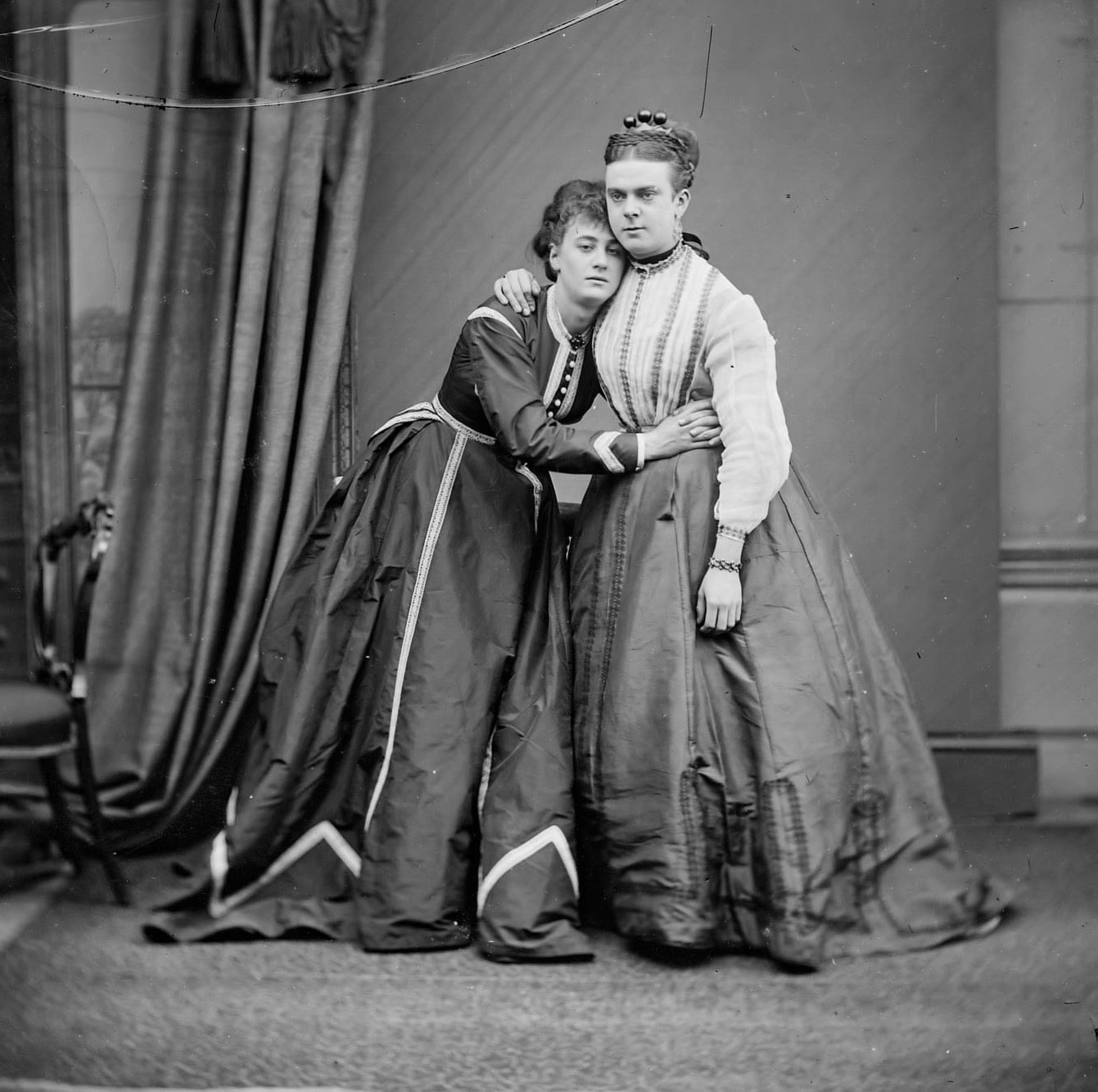 Шекспир женщина переодевается мужчиной. Викторианская эпоха 19 век. Викторианских Фанни и Стеллы. Мужчина и женщина Викторианская эпоха.
