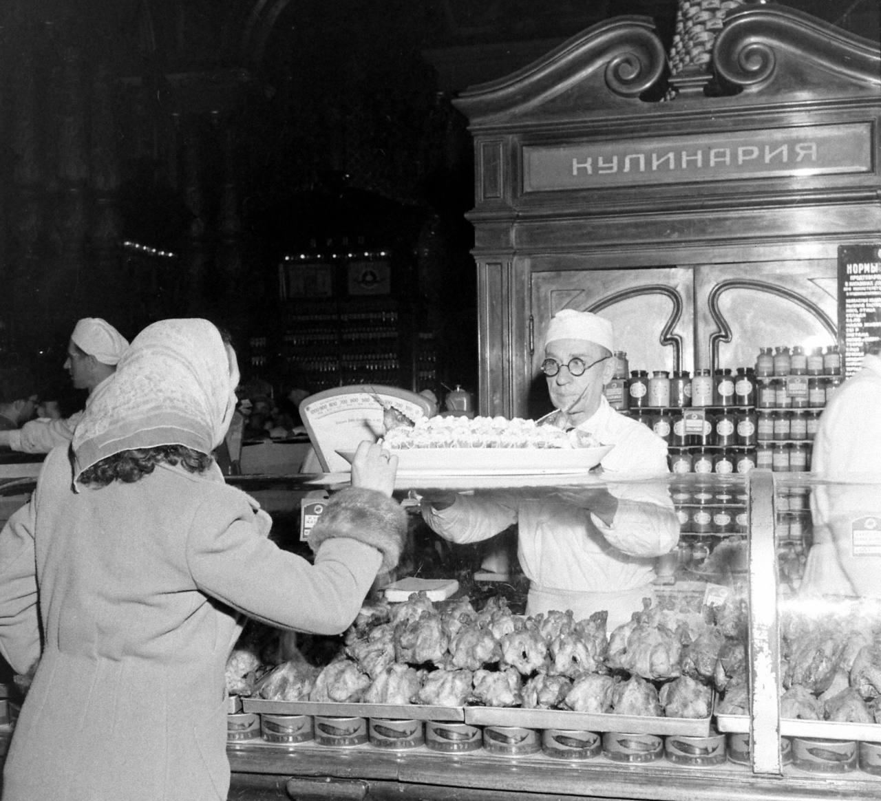 Во времена советского союза. Елисеевский гастроном Москва СССР. Елисеевский гастроном 60-х годов СССР. Елисеевский магазин 1950 60 годы. Елисеевский магазин 1947 года.