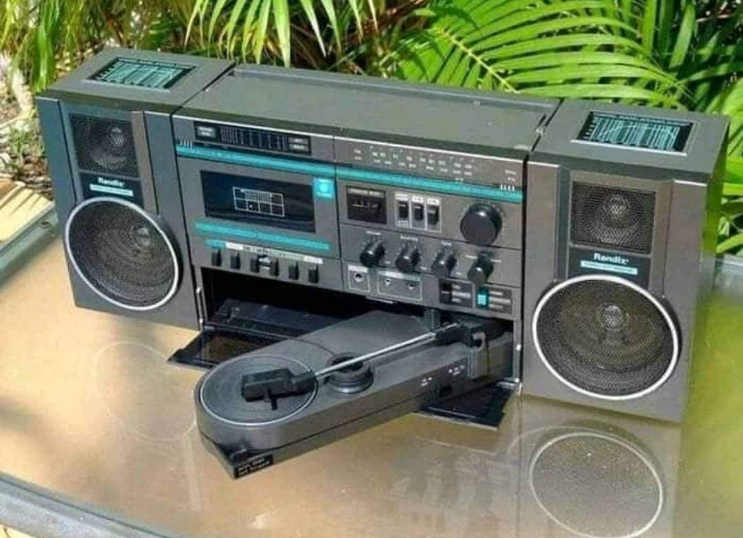 Новые кассетные магнитофоны. Randix HG-40p. Двухкассетный магнитофон Панасоник Бумбокс. Sanyo музыкальный центр двухкассетный 90х. Магнитофон Панасоник двухкассетный 90-х.
