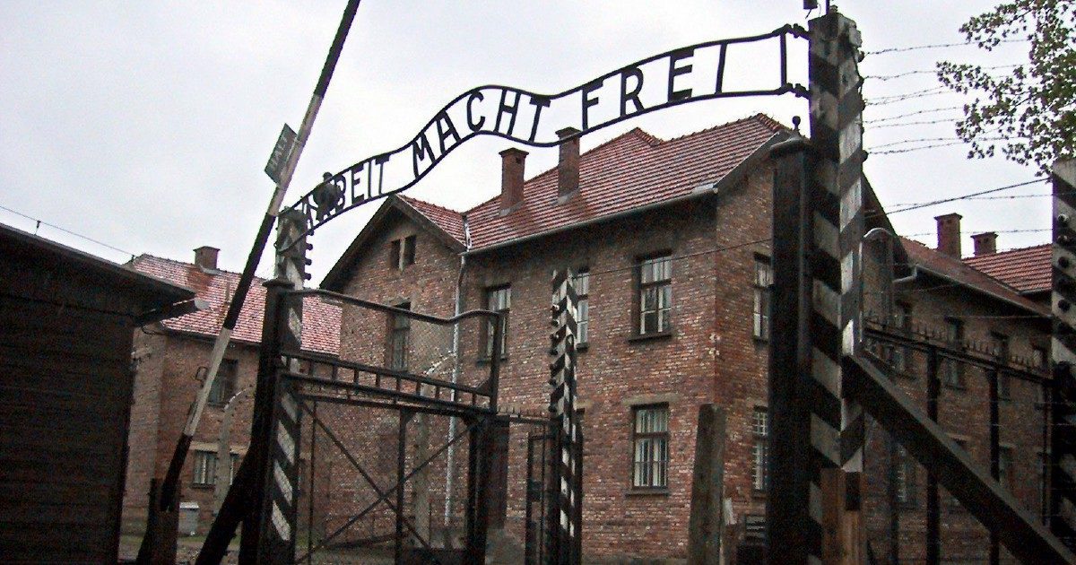 Освенцим рис. Государственный музей Аушвиц-Биркенау. Arbeit macht frei Аушвиц. Музей Освенцим в Польше. Концентрационный лагерь Освенцим.