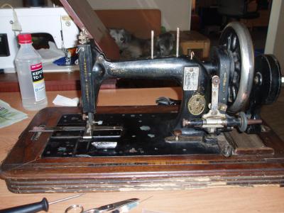 Как заменить швейную машинку. Biesolt and Locke швейная машинка. Швейная машинка Biesolt Locke Meissen. Швейная машина Зингер Biesolt Locke Meissen. Лобзик из швейной машинки «Чайка м132».
