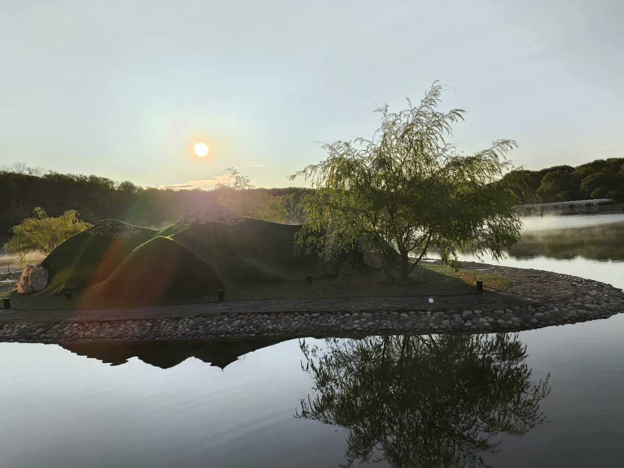 Рассвет в Железноводске на курортном озере на Острове Гулливеров в 5-30