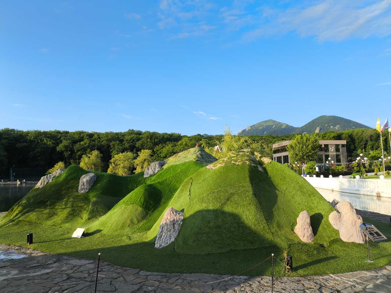 Утром 17 июня вид на макет горы Бештау и саму гору Бештау, которая находится на горизонте. Мы в это время стоим на Острове Гулливеров