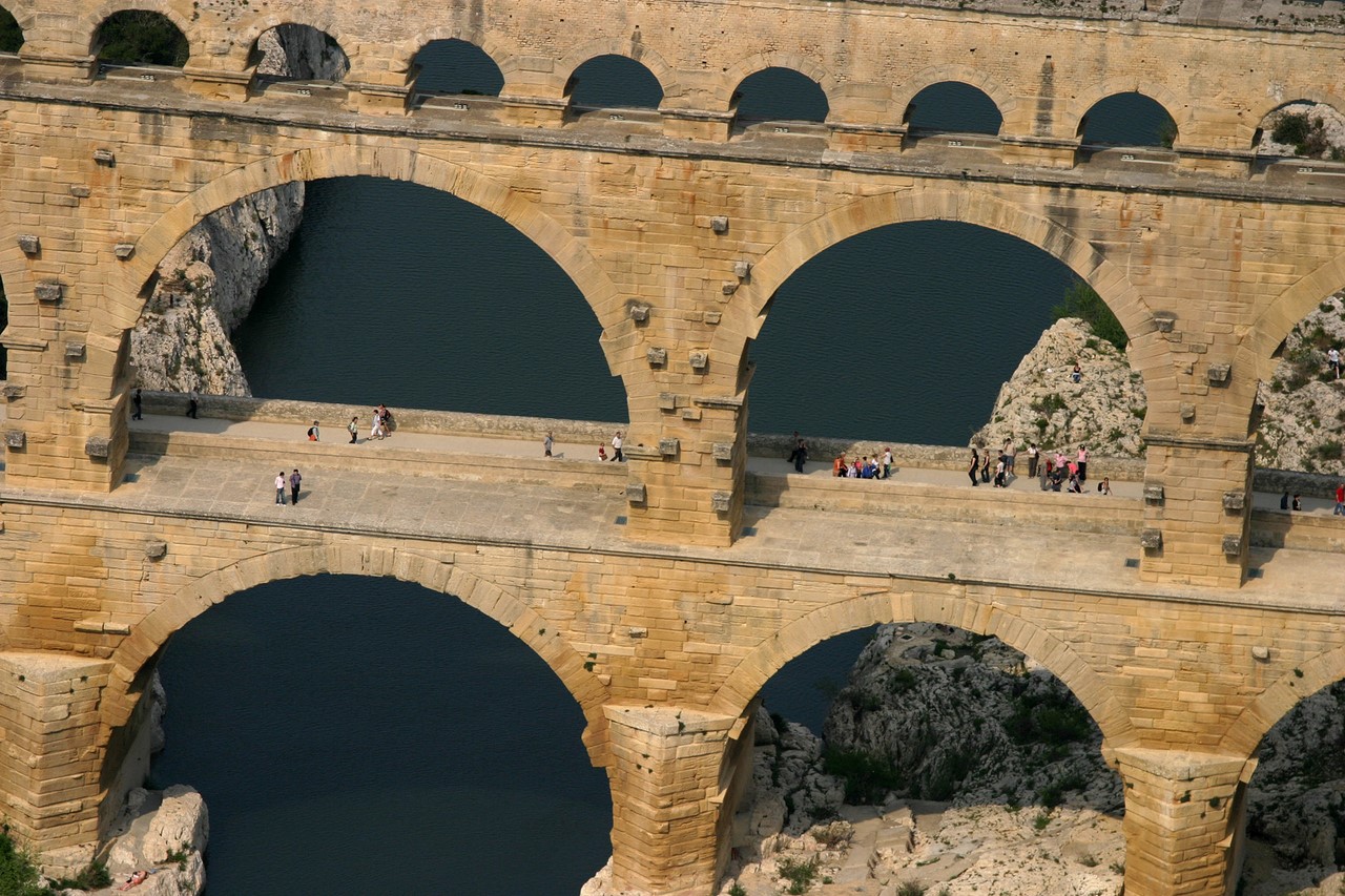 Римский водопровод. Акведук Пон-дю-гар. Пон-дю-гар Франция. Пон-дю-гар во Франции. Римский акведук. Пон-дю-гар, мост с акведуком, Франция.
