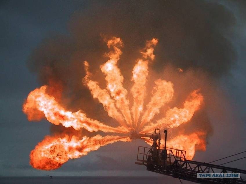 Сжигание нефтяного газа в факелах. Попутный нефтяной ГАЗ. Газовый факел. Факел сжигания попутного газа. Факел попутного нефтяного газа.