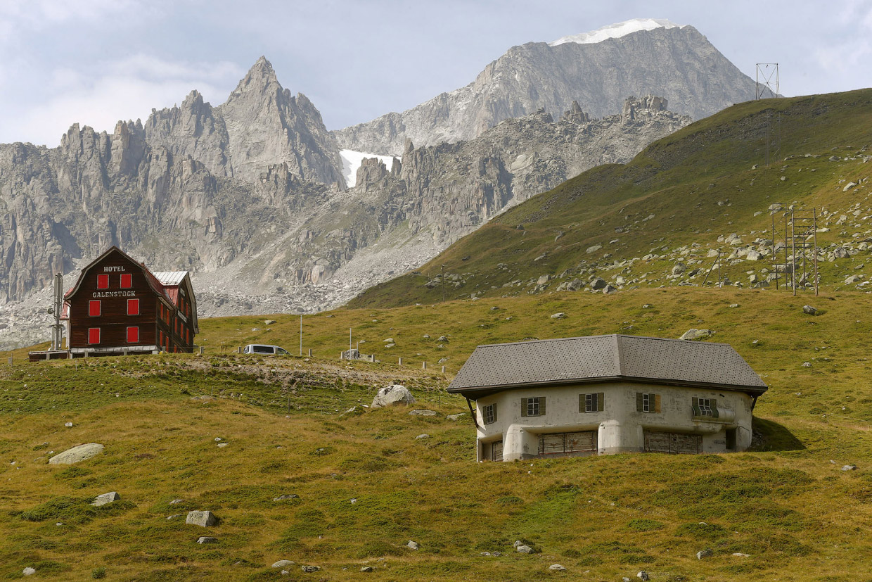 2. Замаскированный пулеметный бункер возле села Реальп в Швейцарии. (Фото Arnd Wiegmann | Reuters):