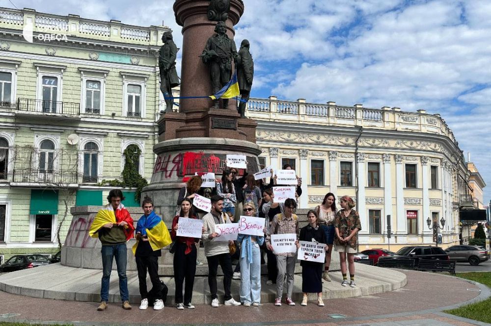 Около памятника основателям Одессы