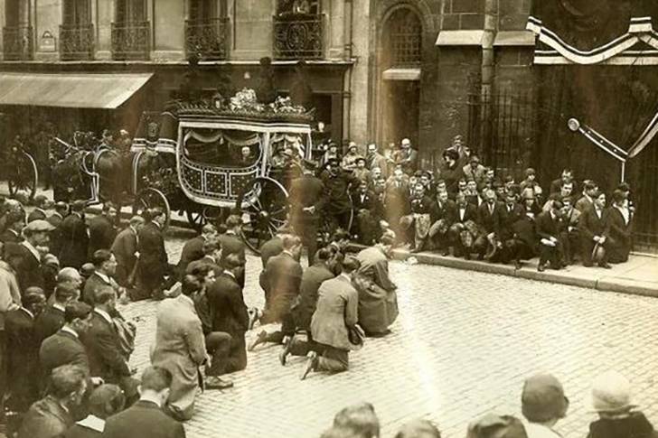 Украинцы на коленях перед похоронным кортежем Симона Петлюры - Париж, 1926 год.