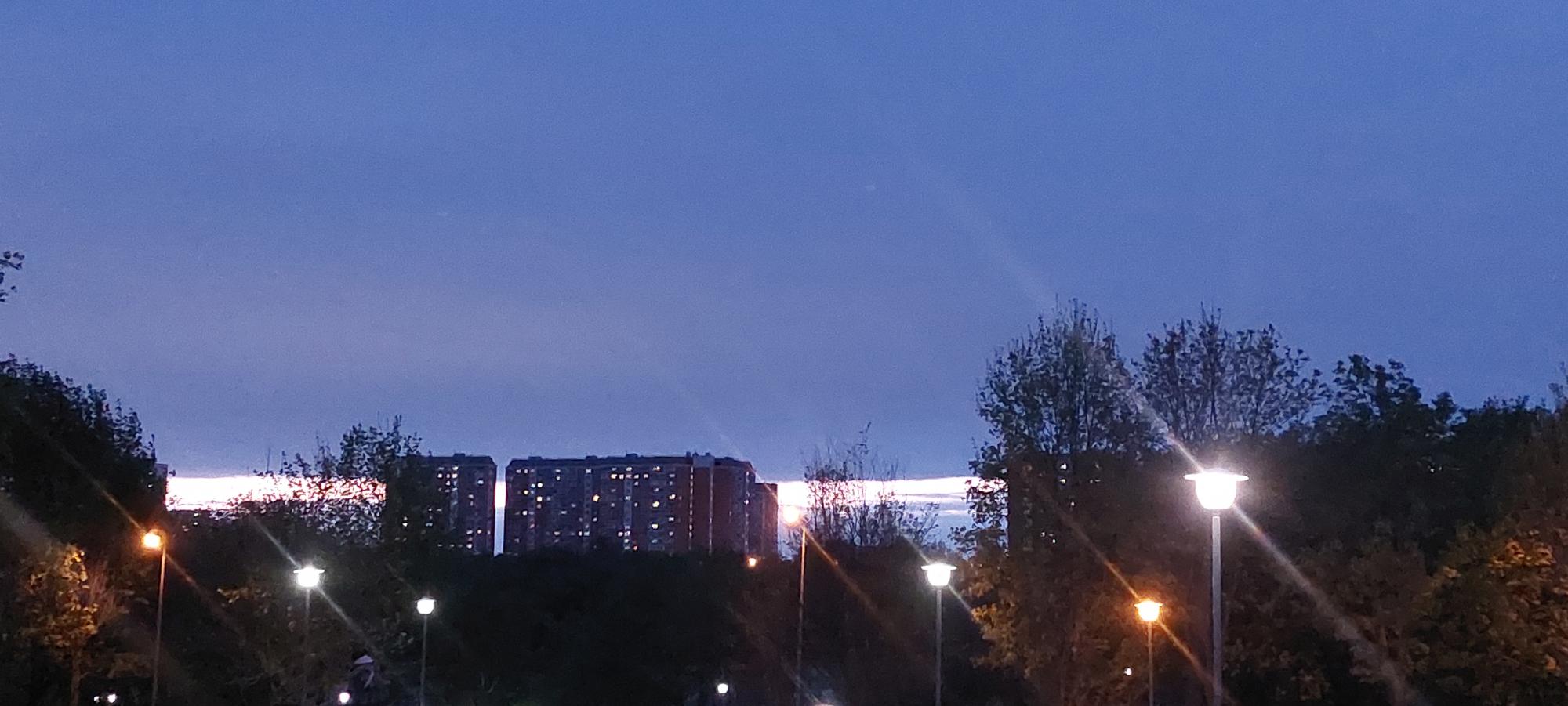 Такой закат сегодня в Москве, светлая полоса нетипична
