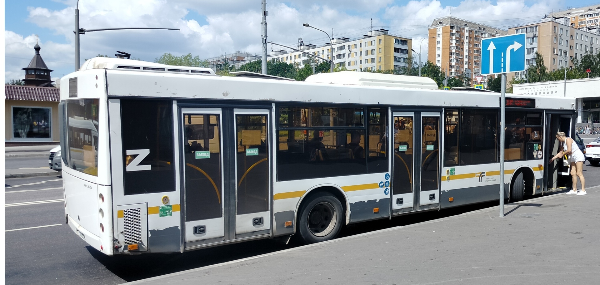 Автобус с символикой Z в спальном районе Москвы