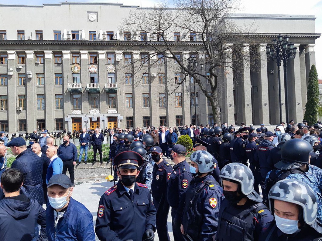 Добренький • Во Владикавказе митингующие забрасывают ОМОН камнями. Силовики  проводят жесткие задержания