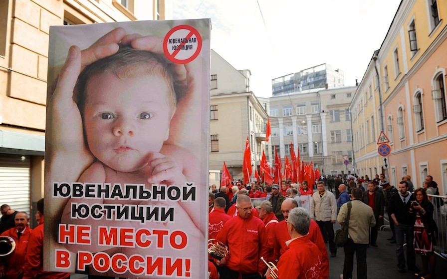 В Дебальцево многодетную семью бойца СВО «кошмарят» прокуратура и опека (ev527)