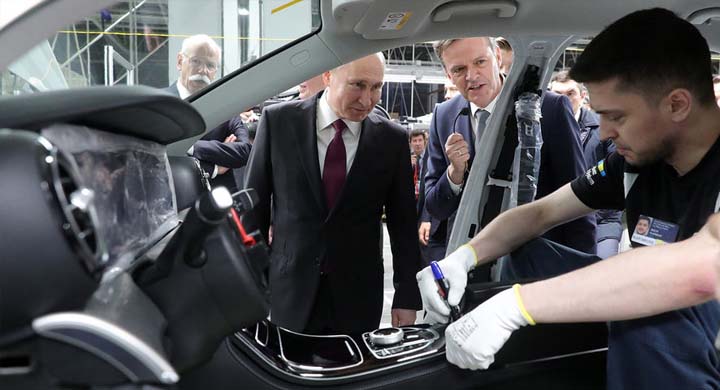 Владимир Путин на заводе по производству легковых автомобилей «Мерседес-Бенц». Предприятие построено на территории индустриального парка «Есипово» в Московской области.