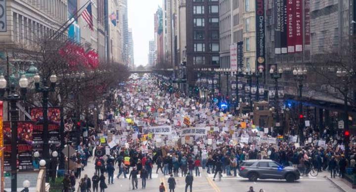 Тысячи людей вышли на улицы Чикаго, чтобы выразить протест против политики президента Дональда Трампа и Илона Маска, 5 апреля 2025 г.
