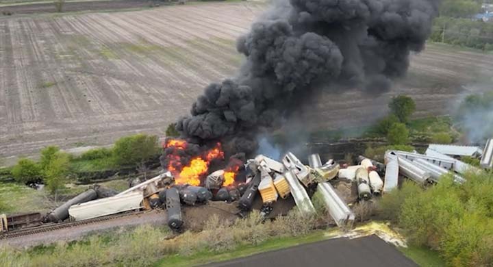 Грузовой поезд с высокотоксичными химическими веществами железнодорожной компании Norfolk Southern Railway сошёл с рельсов на границе между штатами Огайо и Пенсильвания.