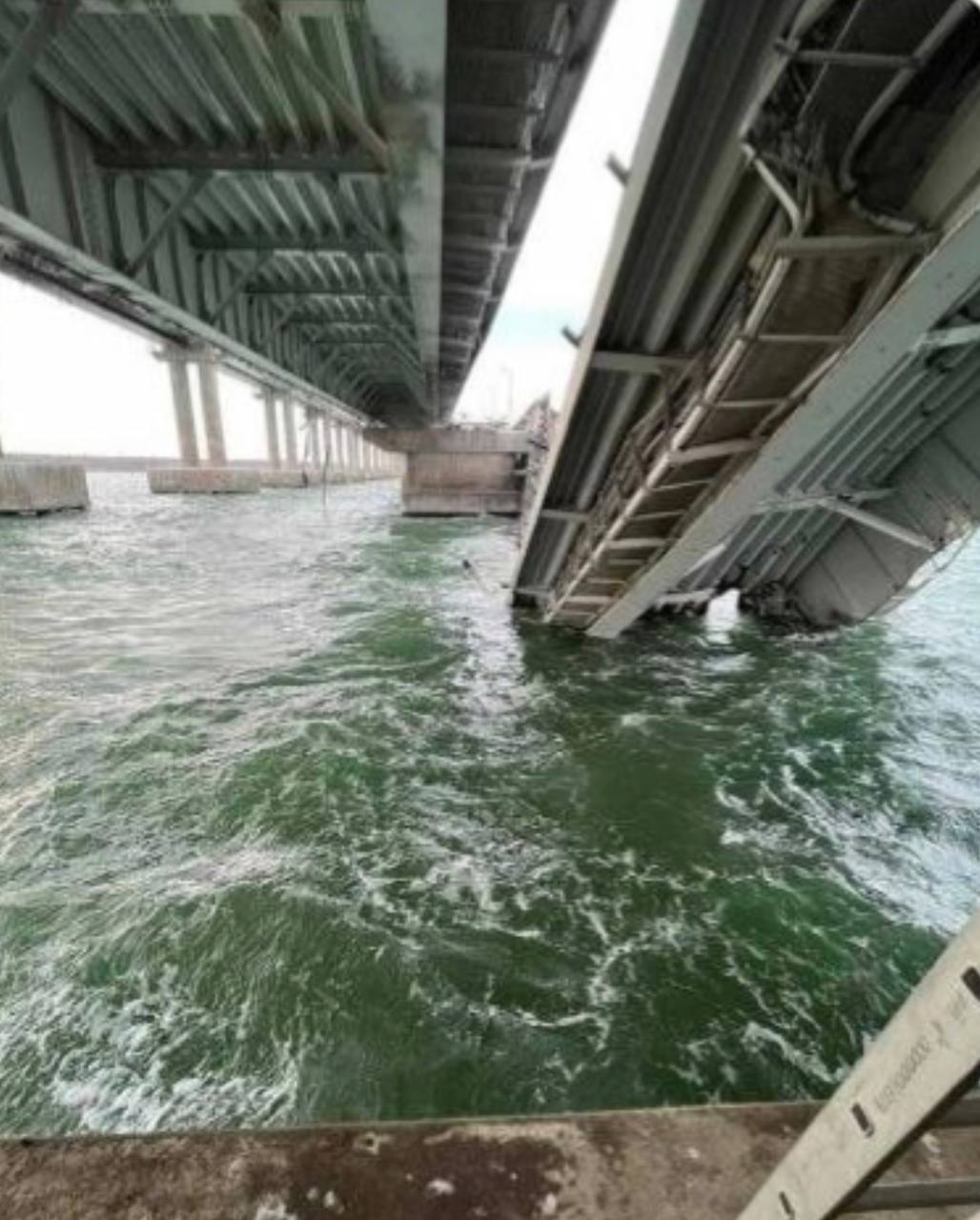 Какой мост разрушился. Крымский мост взорвали 2022. Крымский мост рухнул 2022. Крымский мост 8 октября 2022. Обрушенный мост.